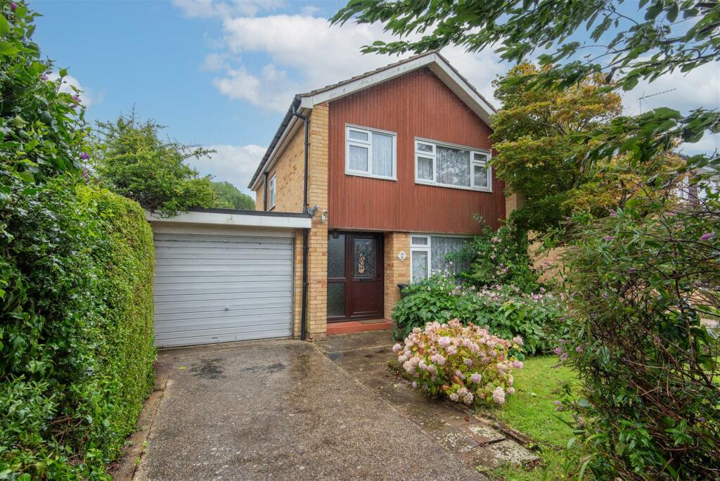 3 bedroom detached house for sale in Upton Road, Worthing, BN13