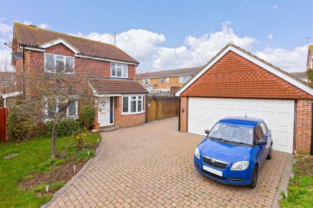4 bedroom detached house for sale in Kingfisher Close, Worthing, BN13