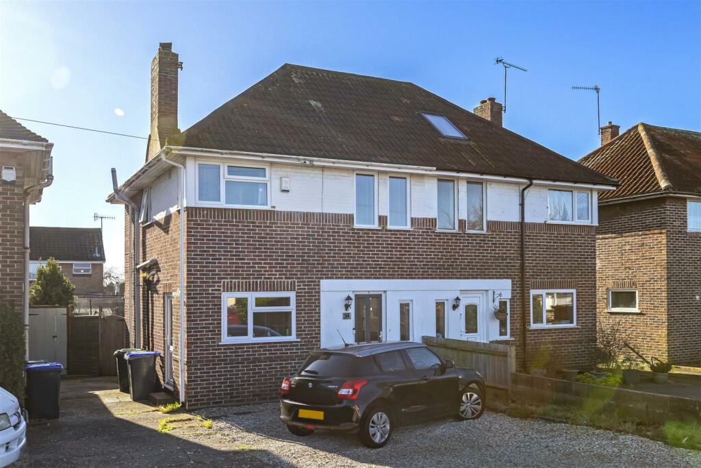 3 bedroom semidetached house for sale in Terringes Avenue, Worthing, BN13