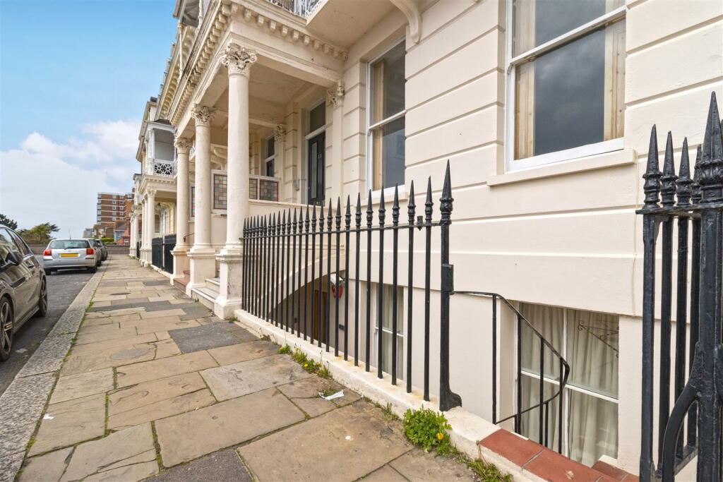 2 bedroom flat for rent in Heene Terrace, Worthing, BN11