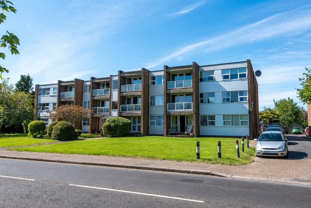 2 bedroom flat for sale in Littlehampton Road, Worthing, BN13