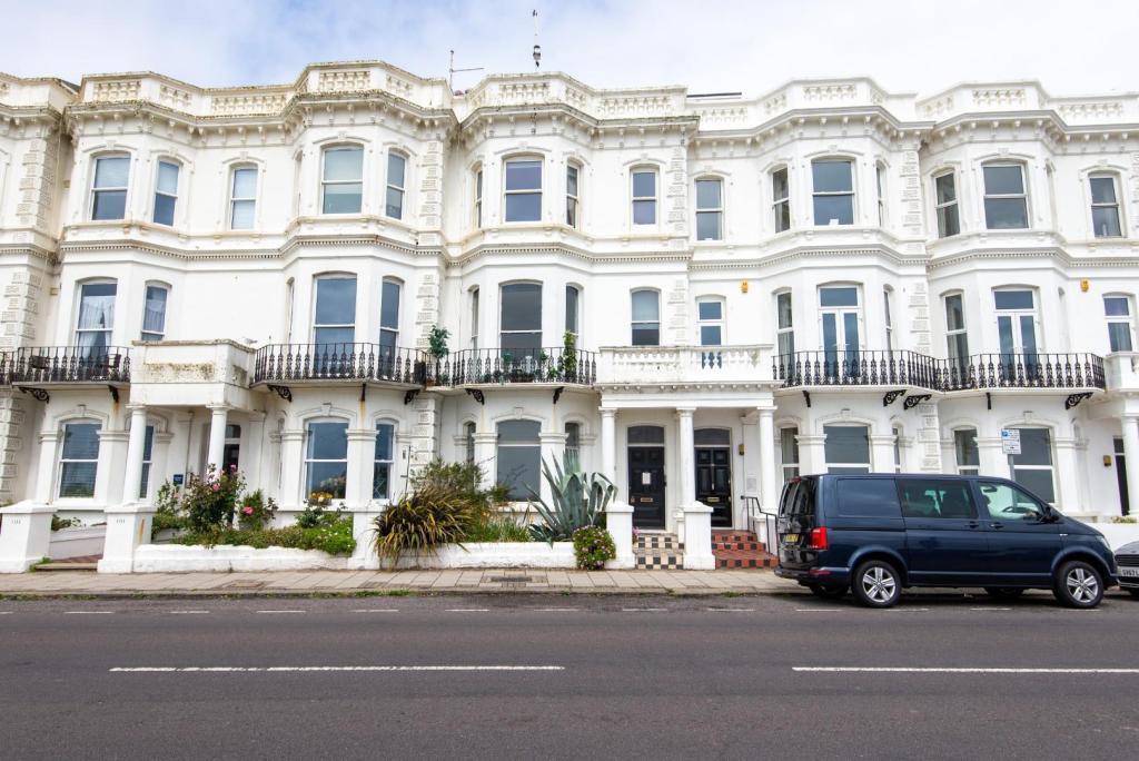 3 bedroom flat for sale in Marine Parade, Worthing, BN11
