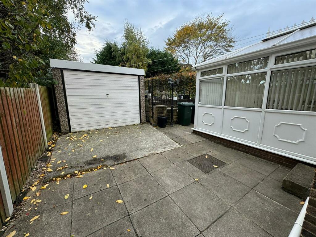 Additional property image - Fourlands Court, Bradford