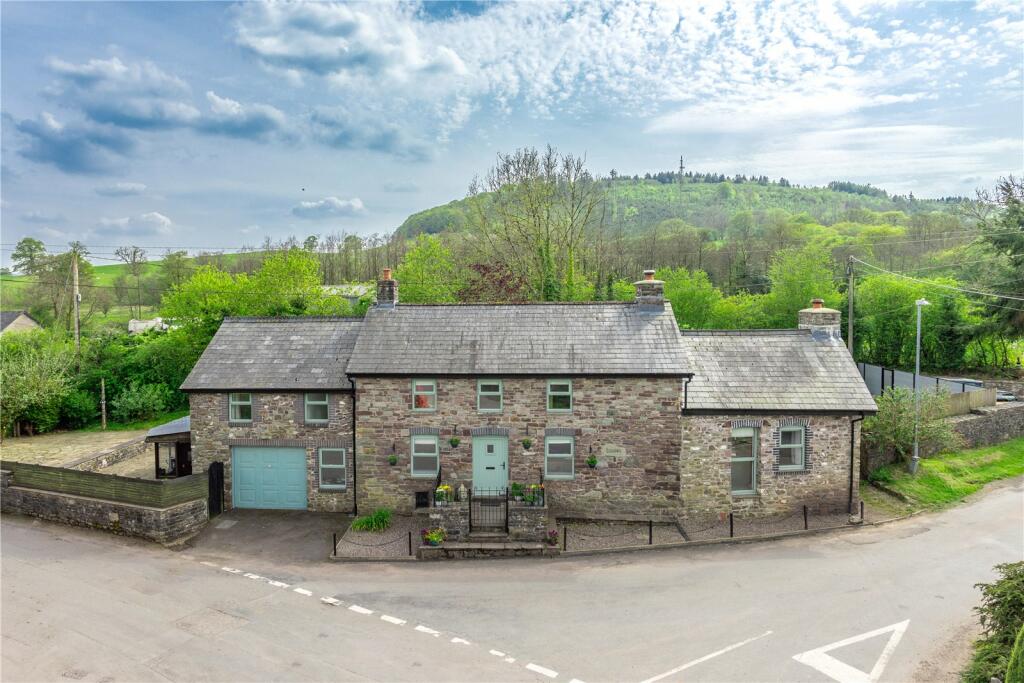 4 bedroom detached house for sale in Pentrefelin, Sennybridge, Brecon