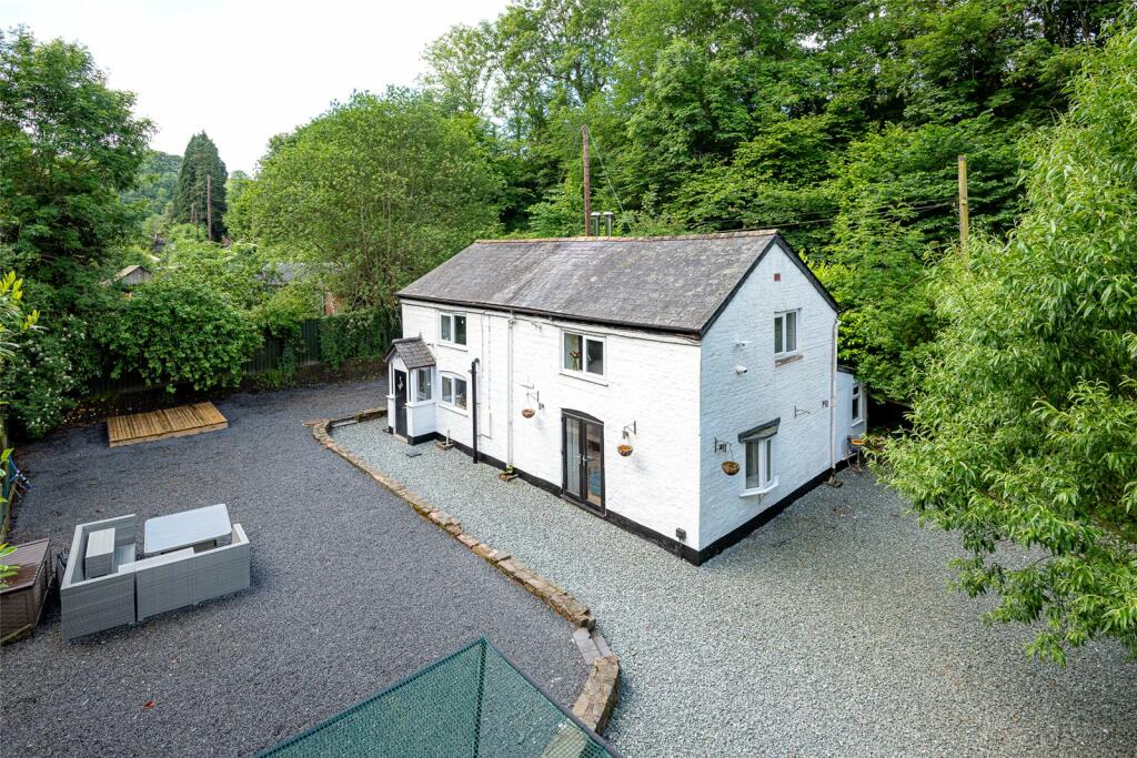 3 bedroom detached house for sale in Dolfor Road, Newtown, Powys, SY16