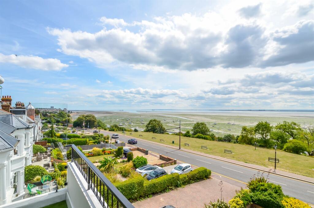 2 bedroom flat for sale in Cliff Parade, LeighOnSea, SS9