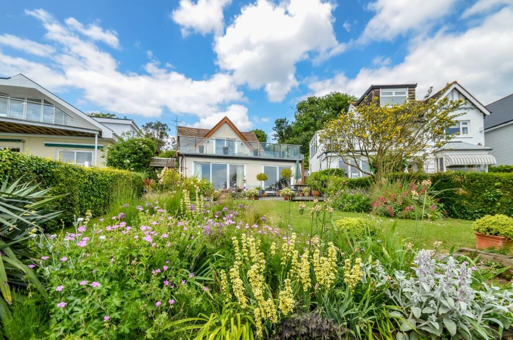 3 bedroom detached house for sale in Grand Parade, LeighOnSea, SS9