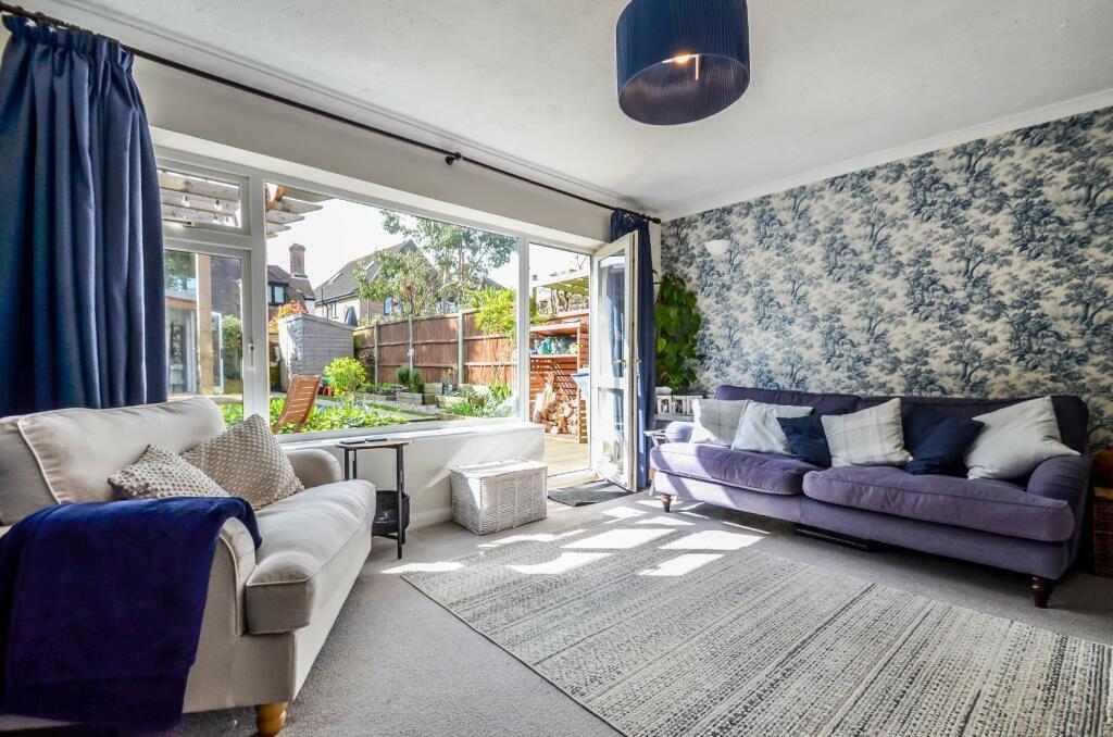 3 bedroom semidetached house for sale in Woodleigh Avenue, LeighOn