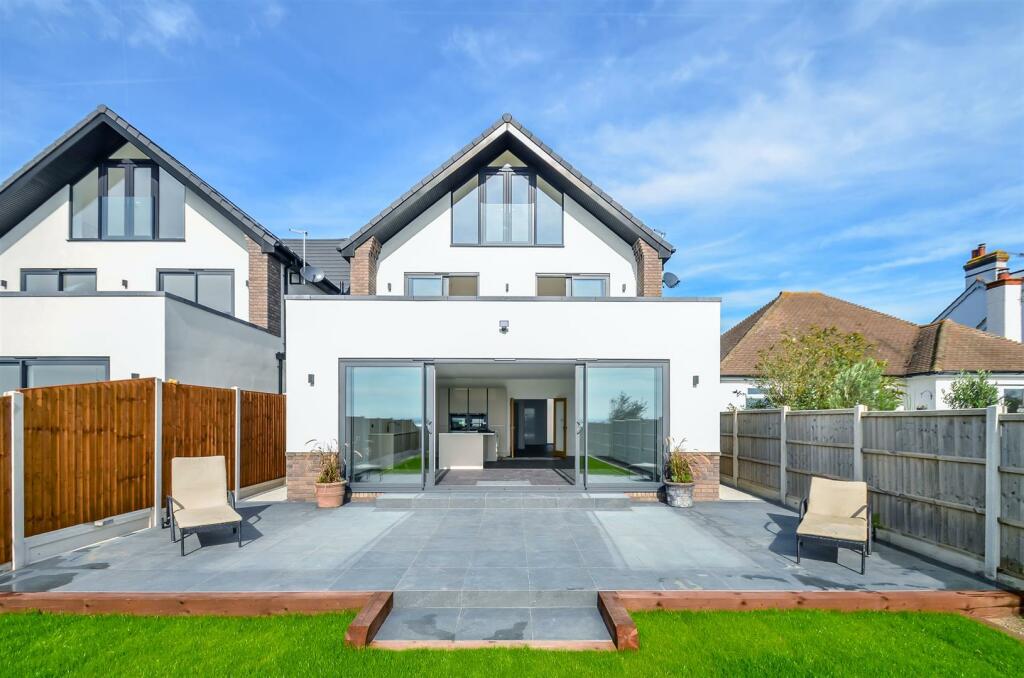 4 bedroom detached house for sale in Castle Road, Hadleigh, SS7