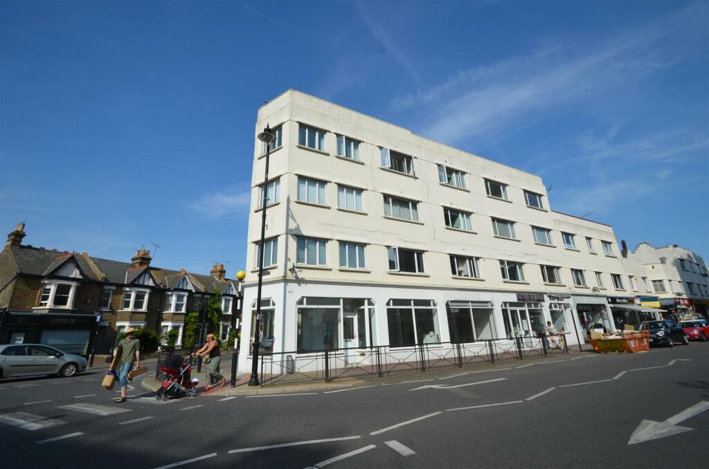 1 bedroom flat for sale in Rectory Grove, LeighonSea, SS9