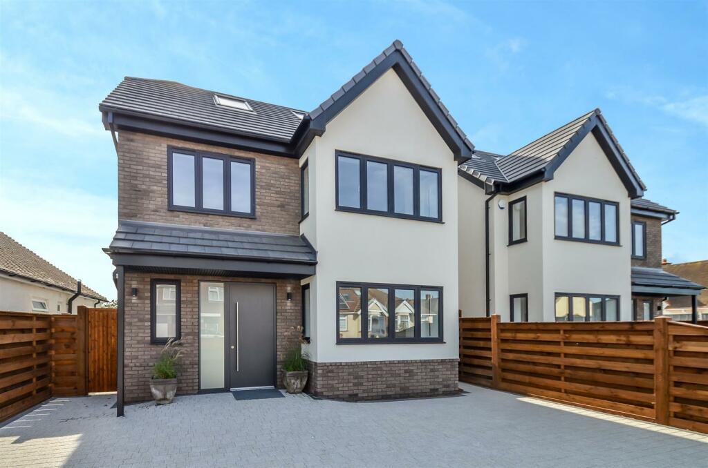 4 bedroom detached house for sale in Castle Road, Hadleigh, SS7