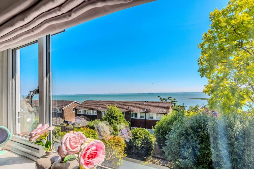 2 bedroom flat for sale in Laurel Close, LeighOnSea, SS9