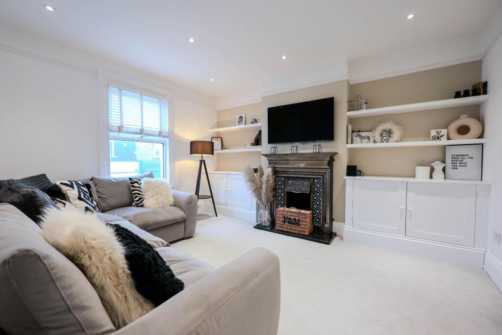 Main image of property: Broadway, Leigh-On-Sea