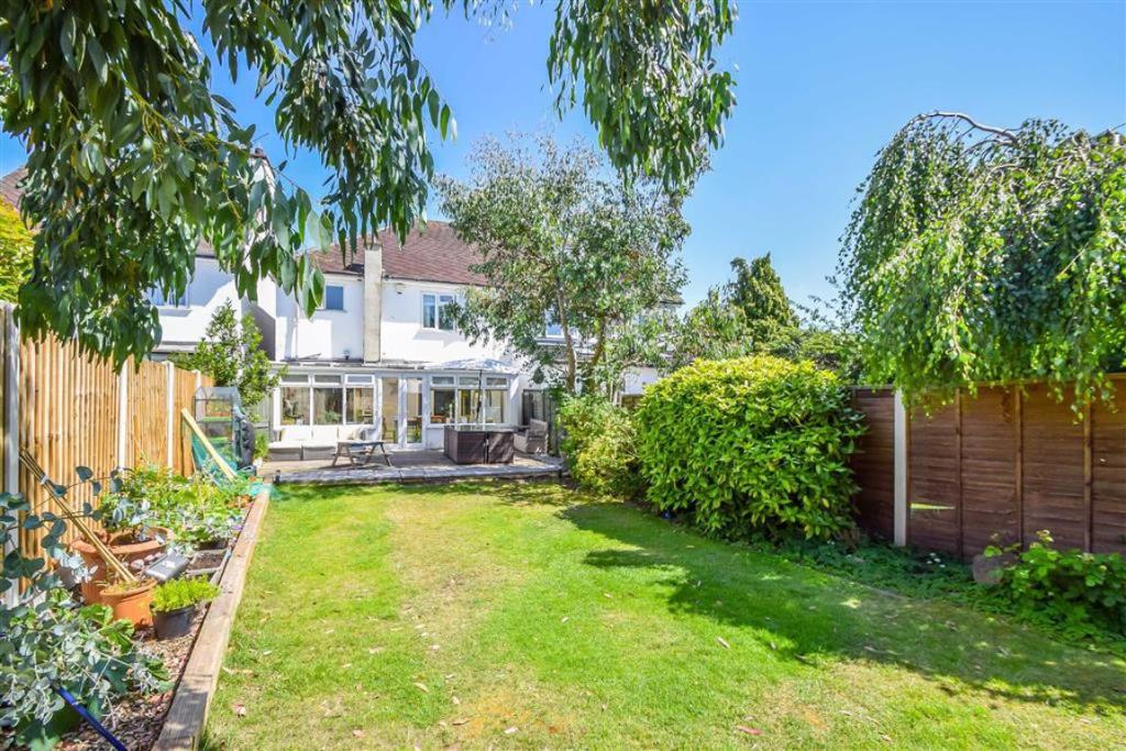 3 bedroom semidetached house for sale in Leigh Park Close, LeighOn