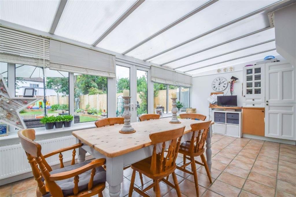 3 bedroom semidetached house for sale in Leigh Park Close, LeighOn