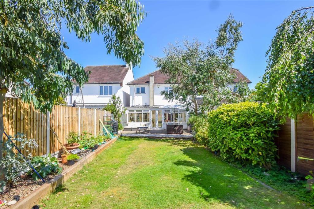 3 bedroom semidetached house for sale in Leigh Park Close, LeighOn