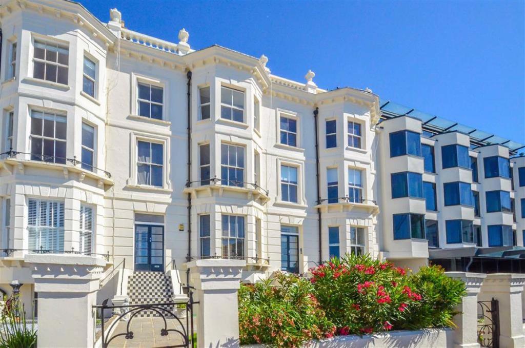 2 bedroom flat for sale in Clifton Terrace, Southendonsea, Essex, SS1