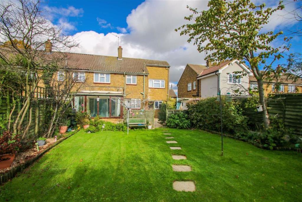 3 bedroom semidetached house for sale in Flemming Crescent, Leighonsea, Essex, SS9
