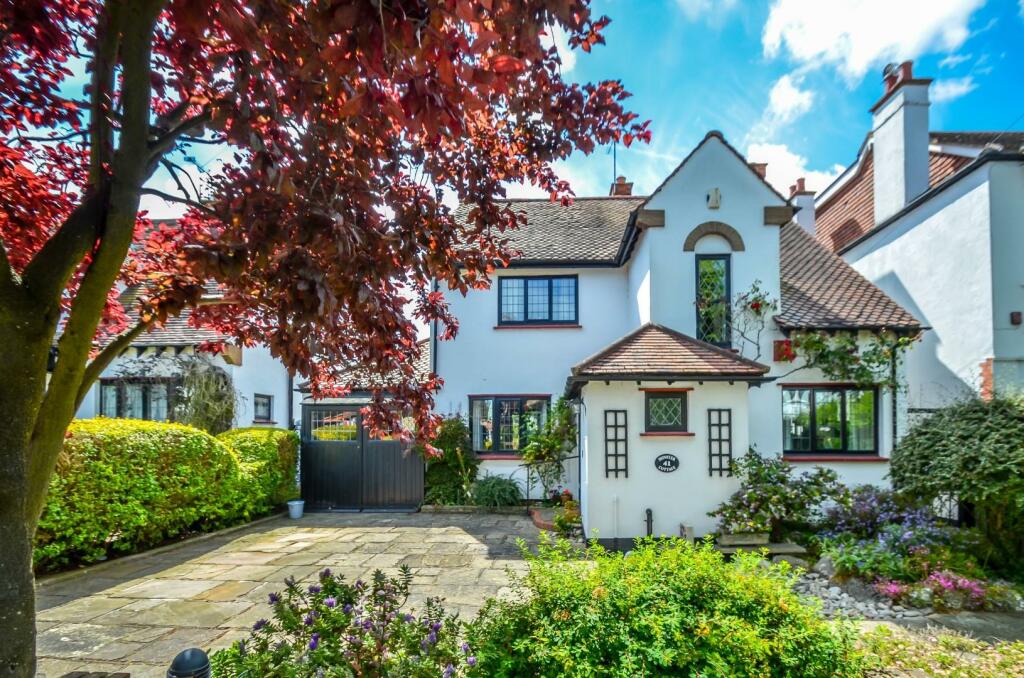 3 bedroom detached house for sale in Herschell Road, LeighOnSea, SS9