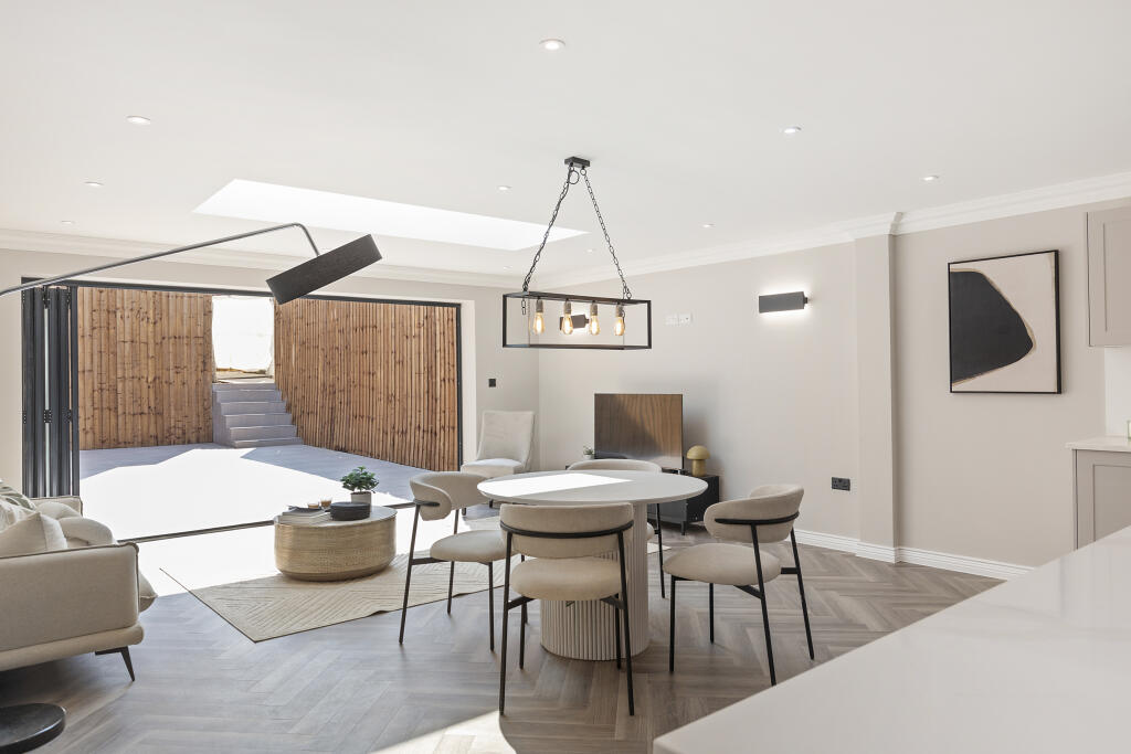 4 bedroom semidetached house for sale in Merry Hill Close Merry Hill