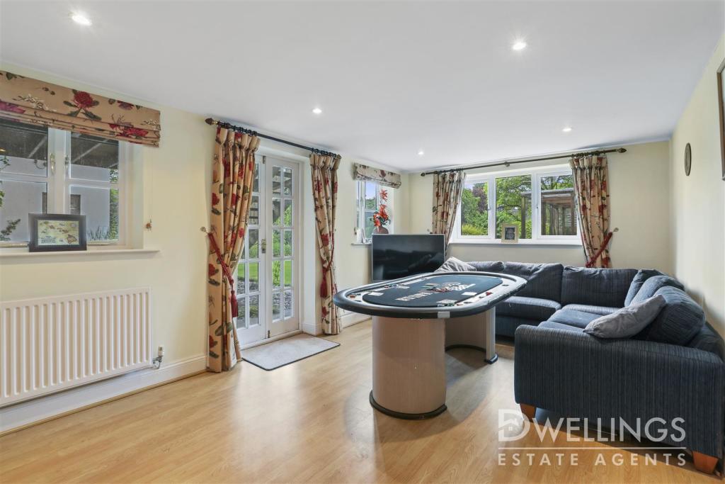 5 bedroom detached house for sale in Alexandra Road, BurtonOnTrent, DE15