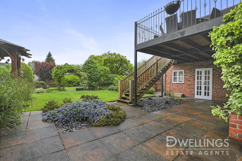 5 bedroom detached house for sale in Alexandra Road, BurtonOnTrent, DE15