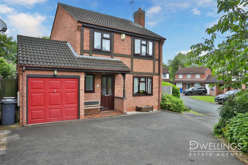 4 bedroom detached house for sale in Severn Close, Stretton, BurtonOn