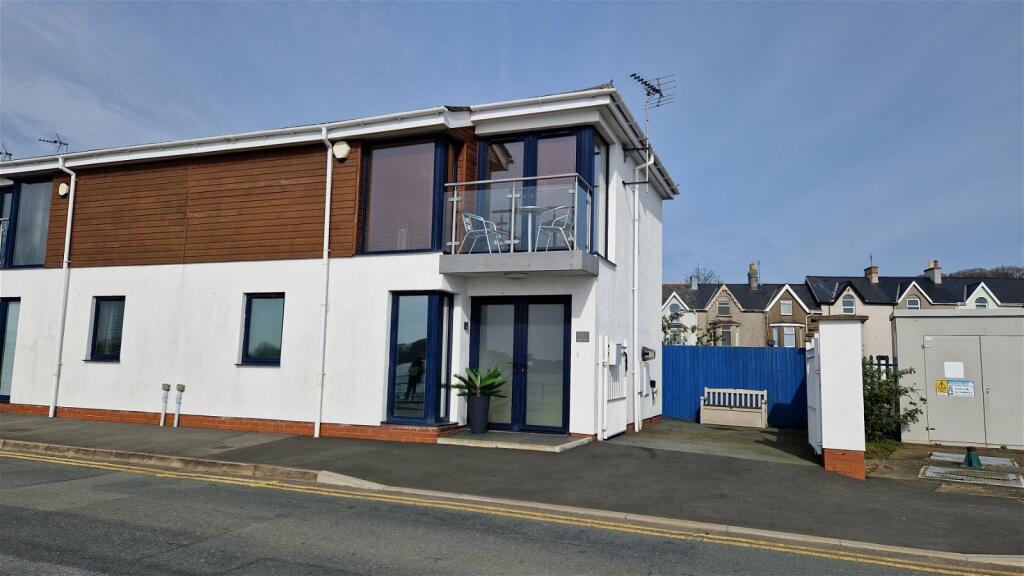 2 bedroom semidetached house for sale in Marina View, North Quay