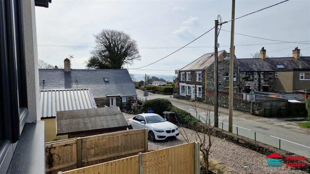 3 bedroom detached house for sale in 2 Cwrt Tanws, Criccieth, LL52