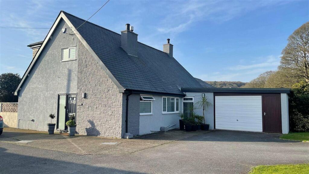 4 bedroom detached house for sale in Beach Road, Llanbedrog, LL53