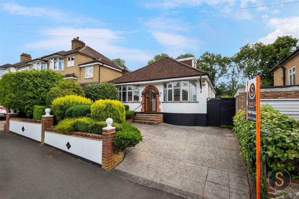 4 bedroom detached house for sale in Hazelbury Avenue, Abbots Langley, WD5