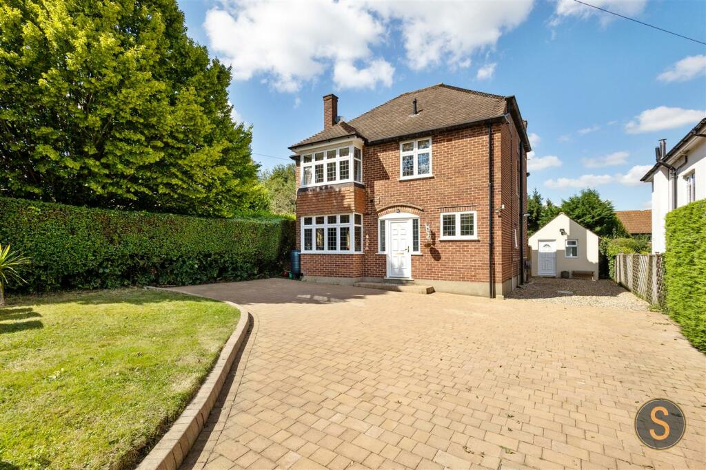 3 bedroom detached house for sale in Langley Hill, Kings Langley, WD4