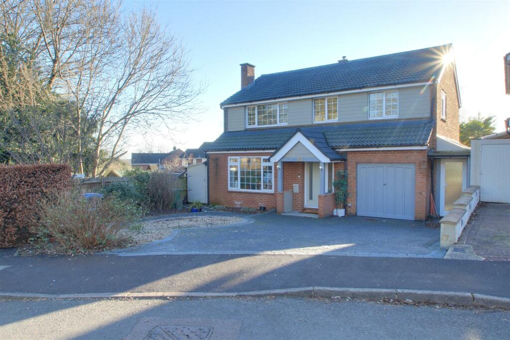 4 bedroom detached house for sale in Archer Close, Kings Langley, WD4