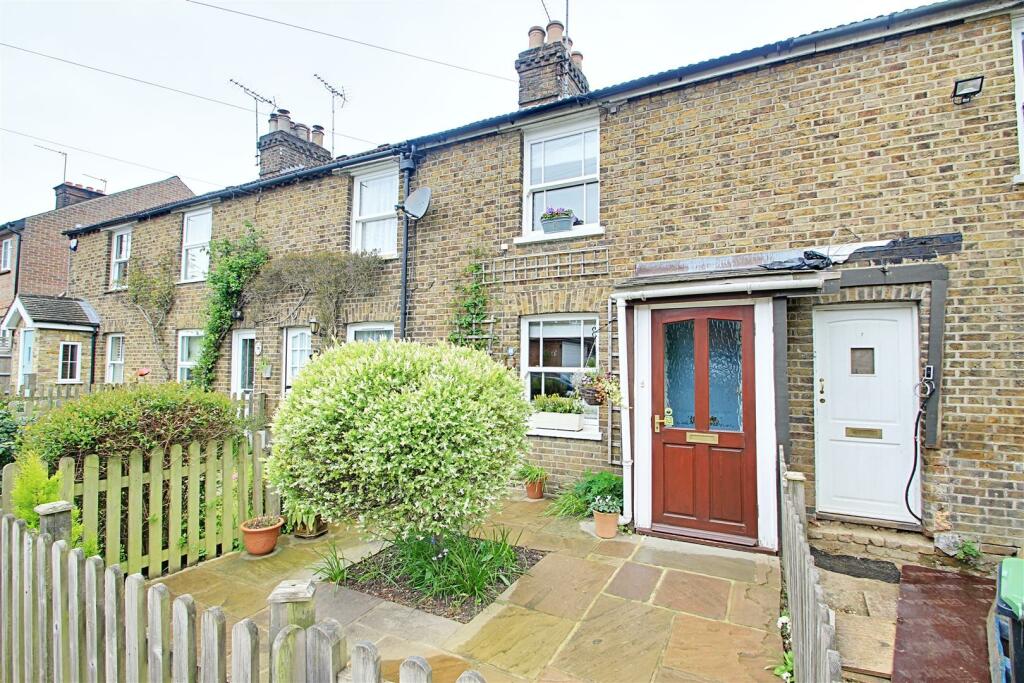 2 bedroom cottage for sale in Green Lane, Bovingdon, Hemel Hempstead, HP3