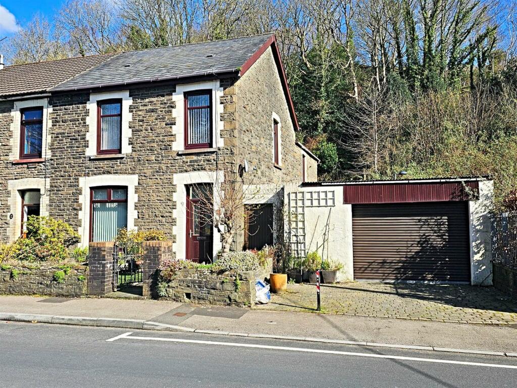 3 bedroom end of terrace house for sale in Pentrebach Road, Pontypridd, CF37