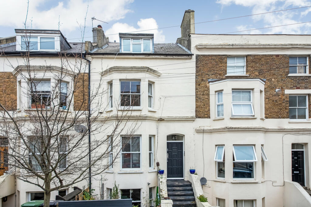 2 bedroom flat for sale in Camden Hill Road, London, SE19