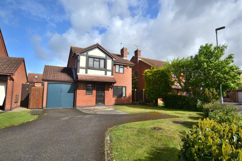 4 bedroom detached house for sale in Lindisfarne Road, Syston, Leicestershire, LE7
