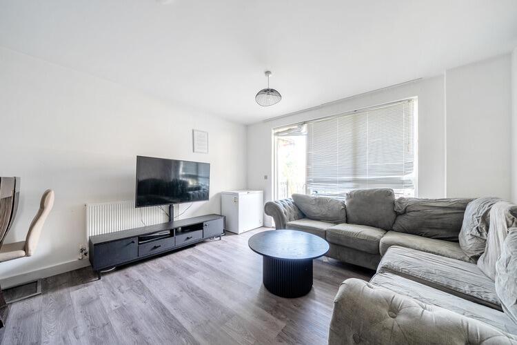 2 bedroom flat for sale in Russell Square, Horley, Surrey, RH6