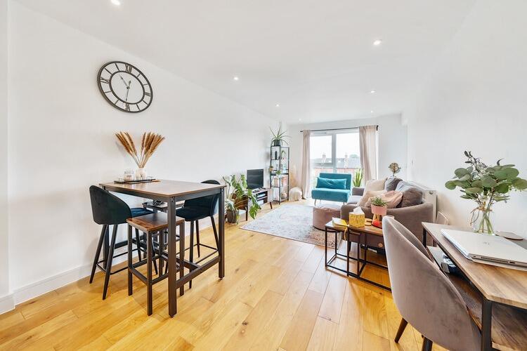 1 bedroom flat for sale in Bradley Road, Clapham, London, SW4
