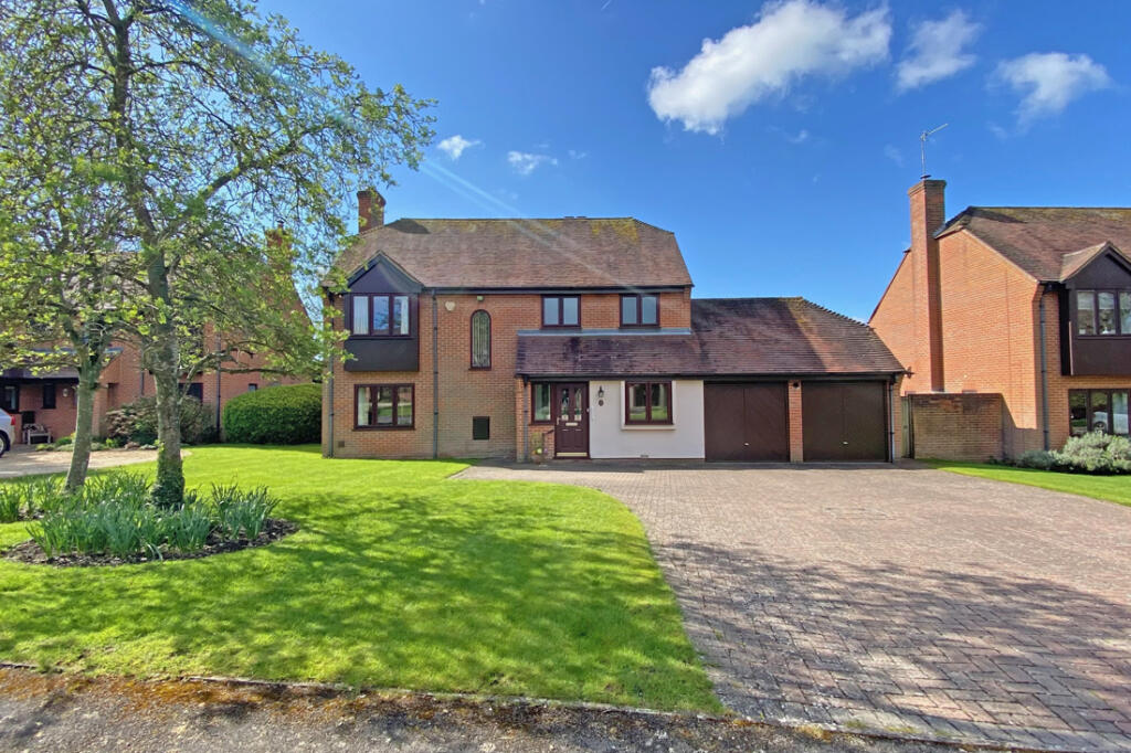 4 bedroom detached house for sale in Monks Mead, Brightwell cum Sotwell