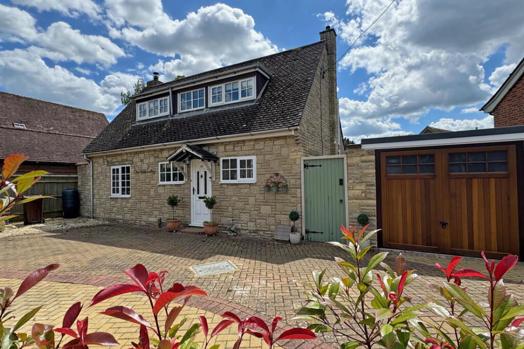 2 bedroom detached house for sale in Oxford Road, Benson, OX10
