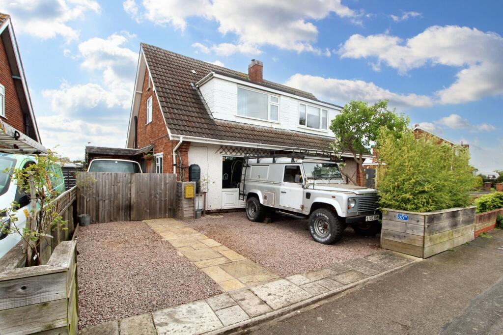 3 bedroom semidetached house for sale in Cornwall Road, Wigston, LE18