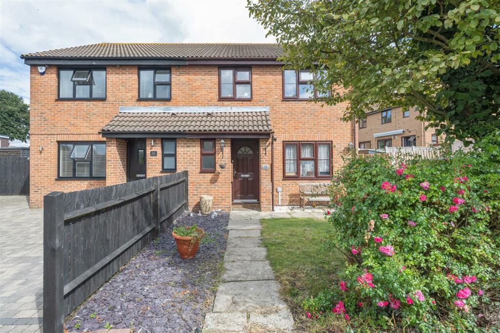 4 bedroom house for sale in Fir Trees, Abridge, Romford, RM4