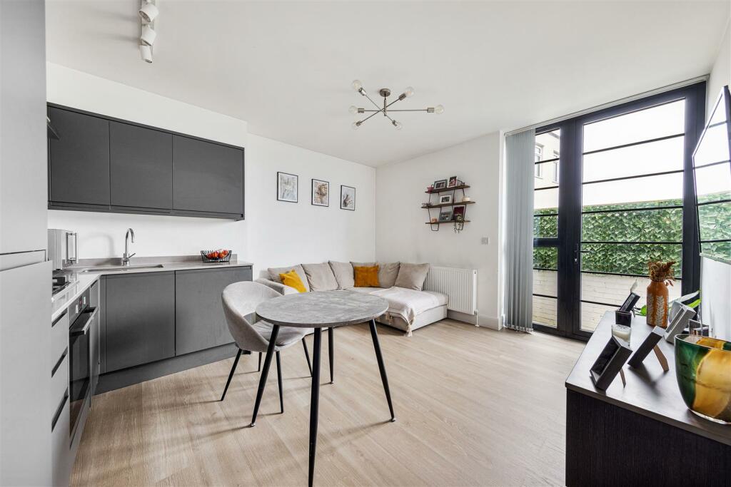 1 bedroom apartment for sale in Maybank Road, South Woodford, E18