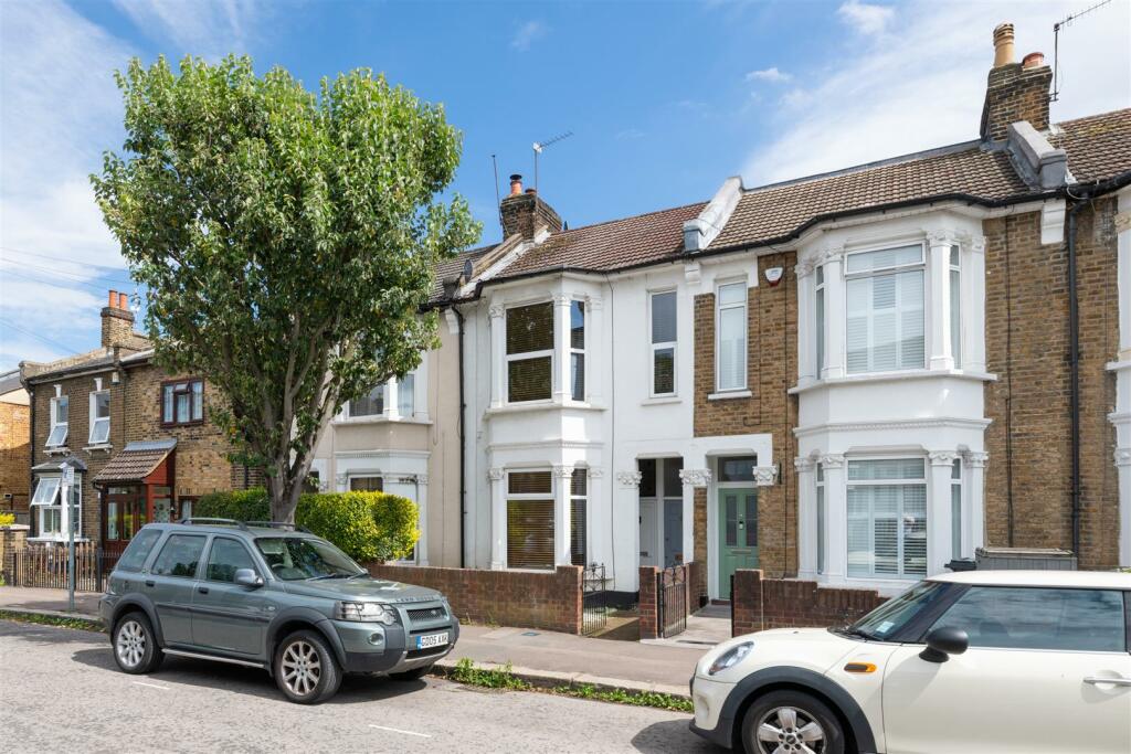 1 bedroom apartment for sale in Primrose Road, South Woodford, E18