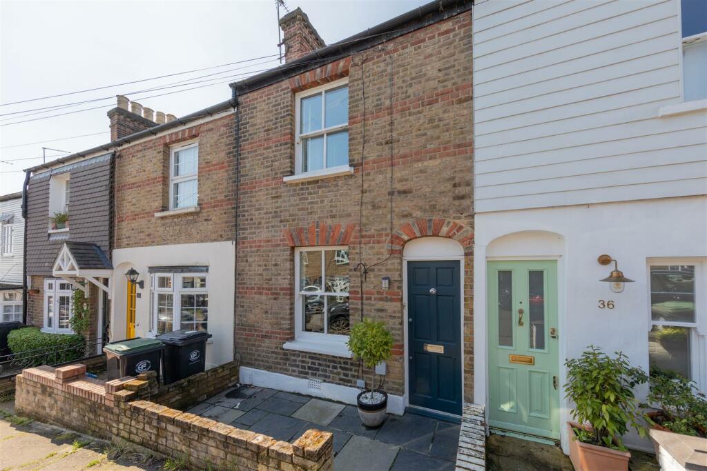 2 bedroom terraced house for sale in Gladstone Road, Buckhurst Hill, IG9