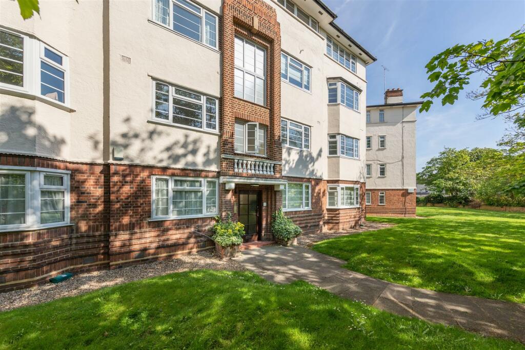 2 bedroom apartment for sale in Woodford Road, Snaresbrook, E18