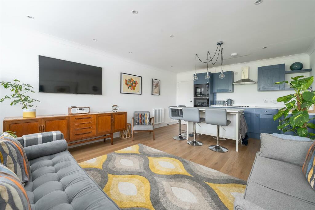 1 bedroom apartment for sale in St. Barnabas Road, Woodford Green, IG8