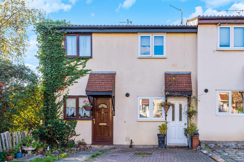 2 bedroom terraced house for sale in Oakley Close , Chingford , London, E4