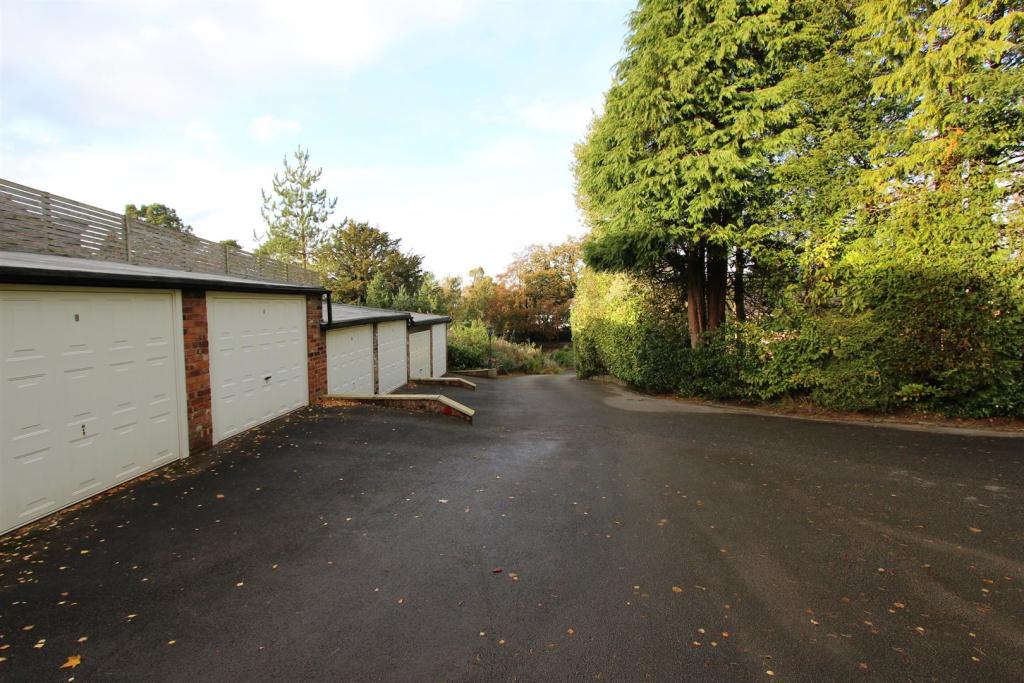 2 bedroom apartment for sale in Macclesfield Road, Alderley Edge, SK9
